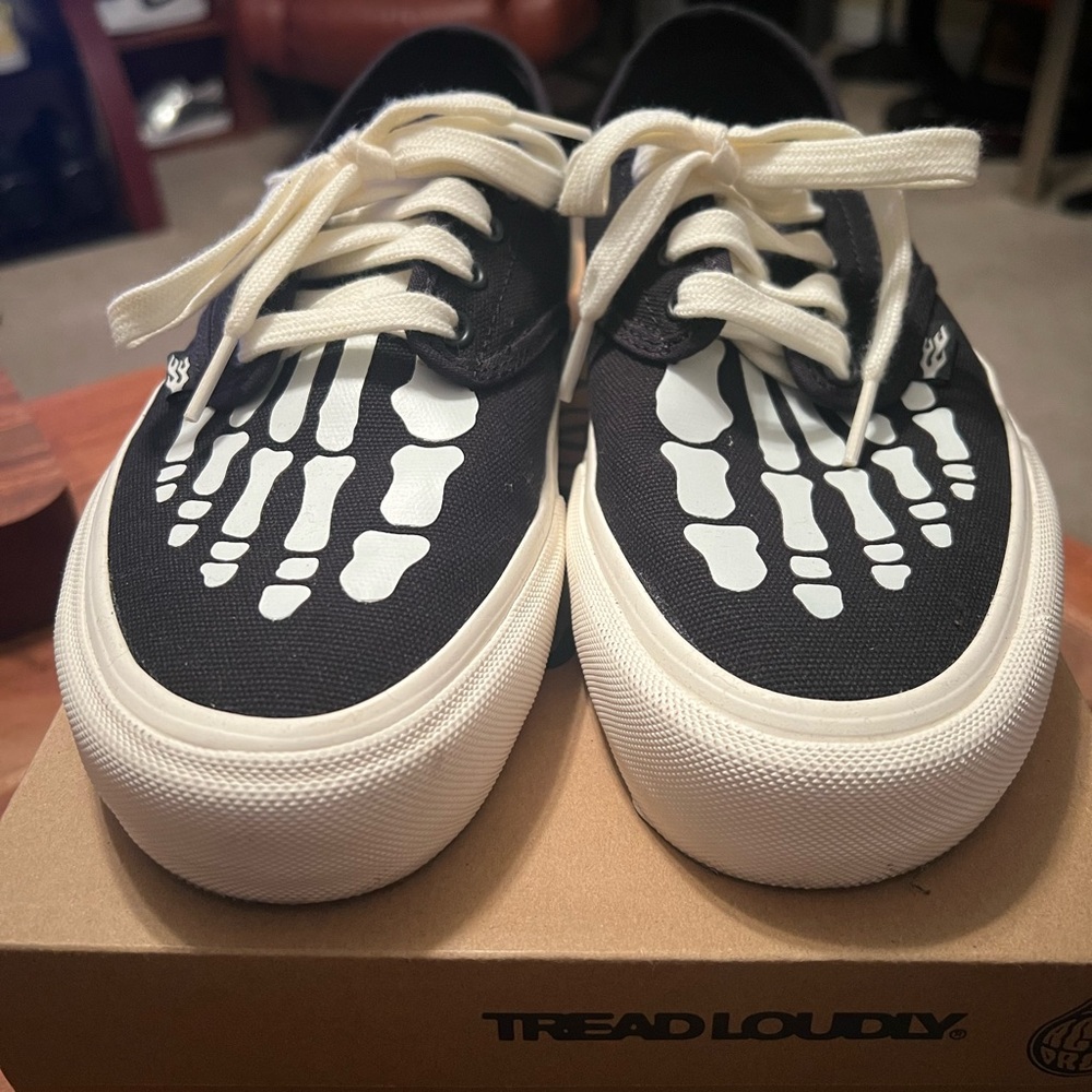 TREADLOUDIY
STRAYE®
GOWER
BLACK X-RAY
STYLE•SGW7485
USA MEN 9
USA WOMEN 10.5